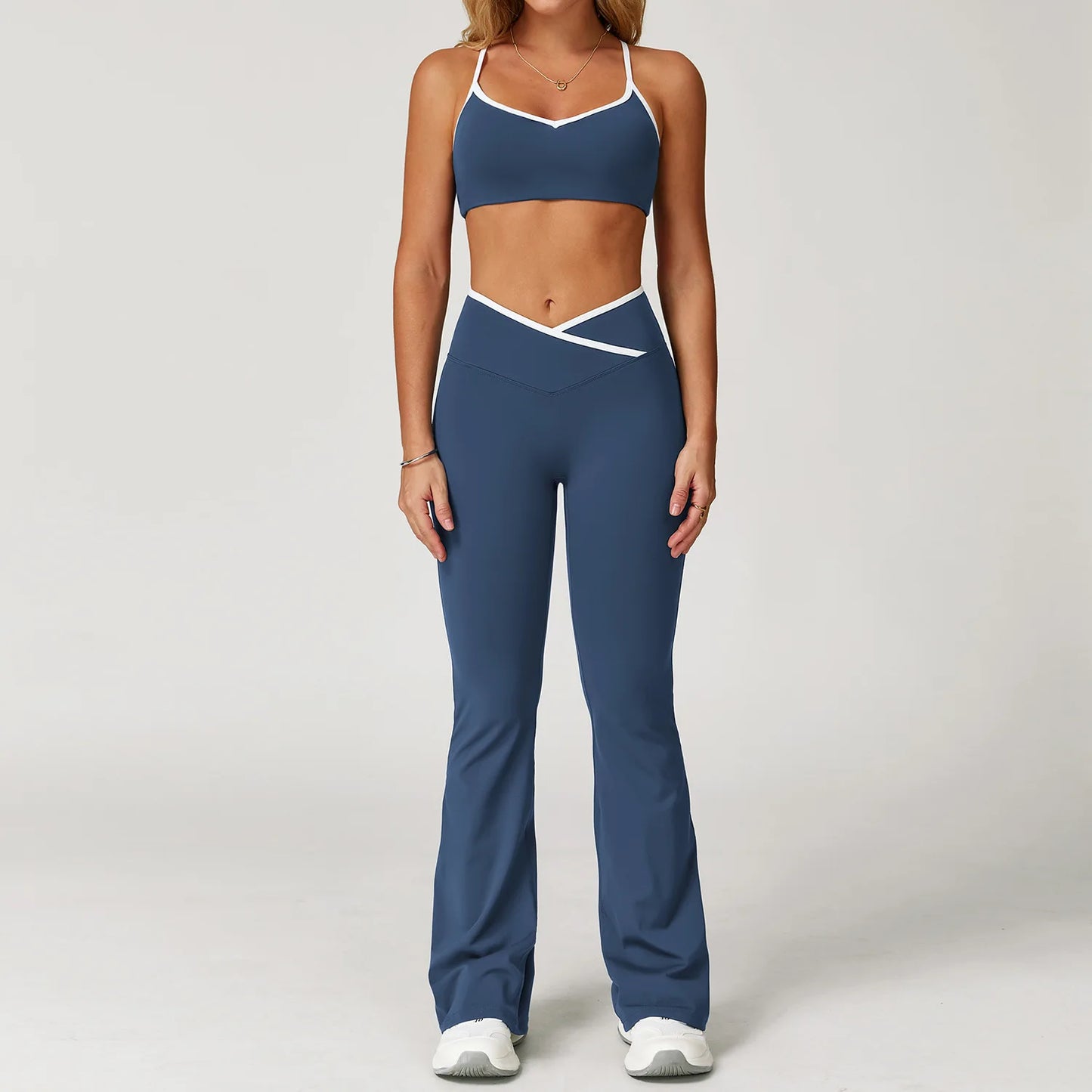Conjunto de ioga feminino 2 peças — roupa de treino com calças de cintura alta e boca de sino, look sexy para fitness e ginásio.