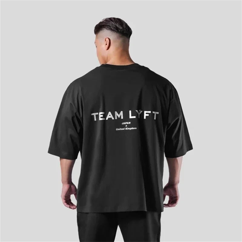 T-shirt Masculina TEAM LYFT – Logo Prateado, Confortável em Algodão, Gola Redonda, Manga Curta