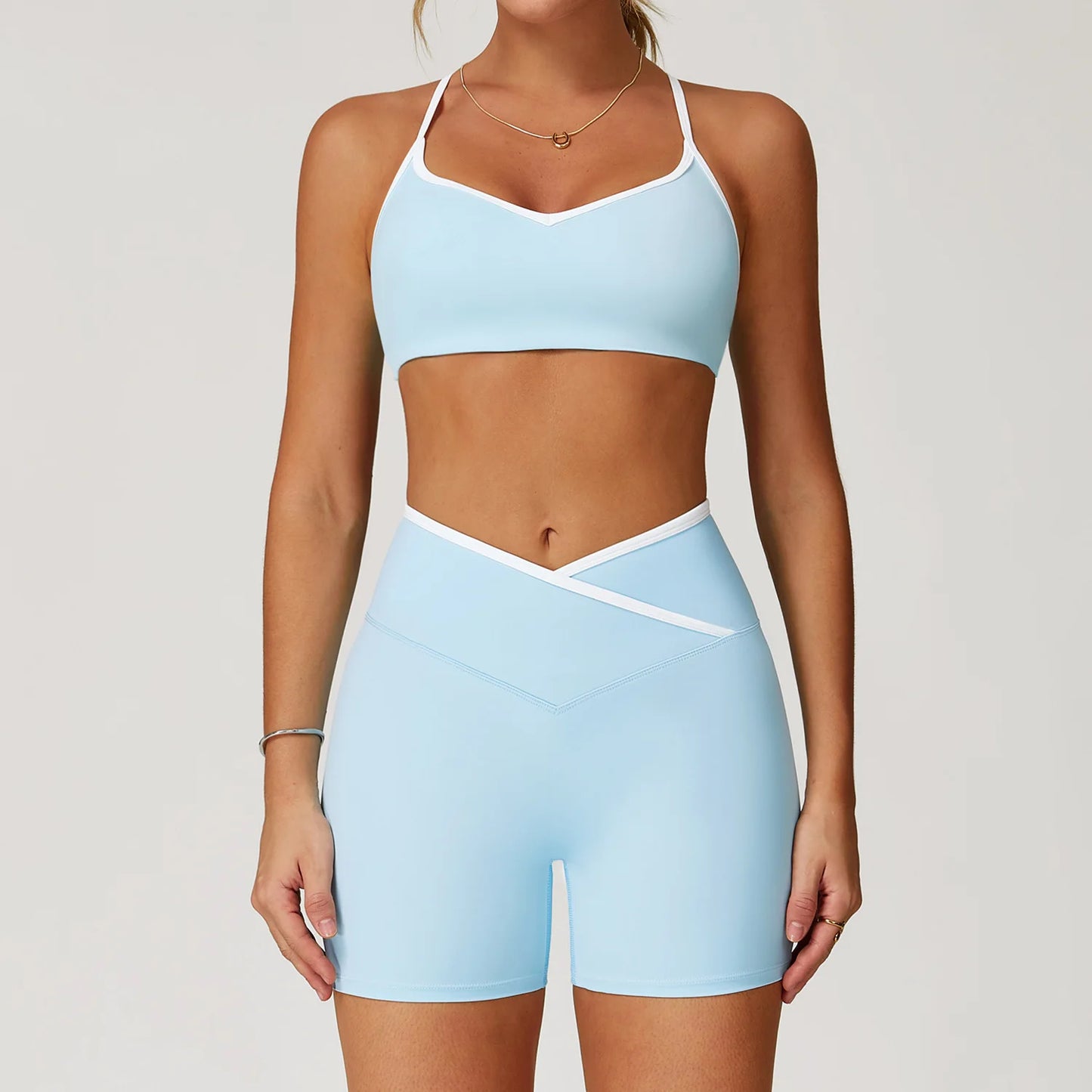 Conjunto de ioga feminino 2 peças — roupa de treino com calças de cintura alta e boca de sino, look sexy para fitness e ginásio.