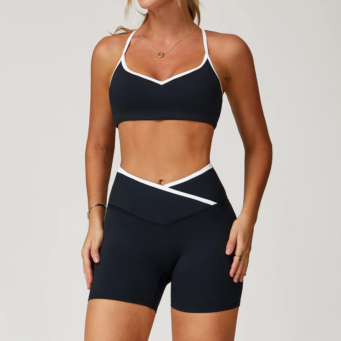 Conjunto de ioga feminino 2 peças — roupa de treino com calças de cintura alta e boca de sino, look sexy para fitness e ginásio.