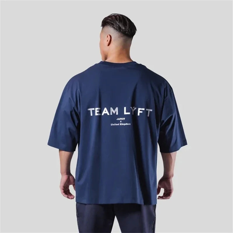 T-shirt Masculina TEAM LYFT – Logo Prateado, Confortável em Algodão, Gola Redonda, Manga Curta