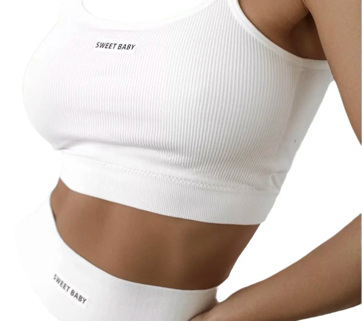 Conjunto de roupa de ioga feminina russa sem costuras — top halter e calças de ioga com letras em inglês, conjunto casual sem costuras.
