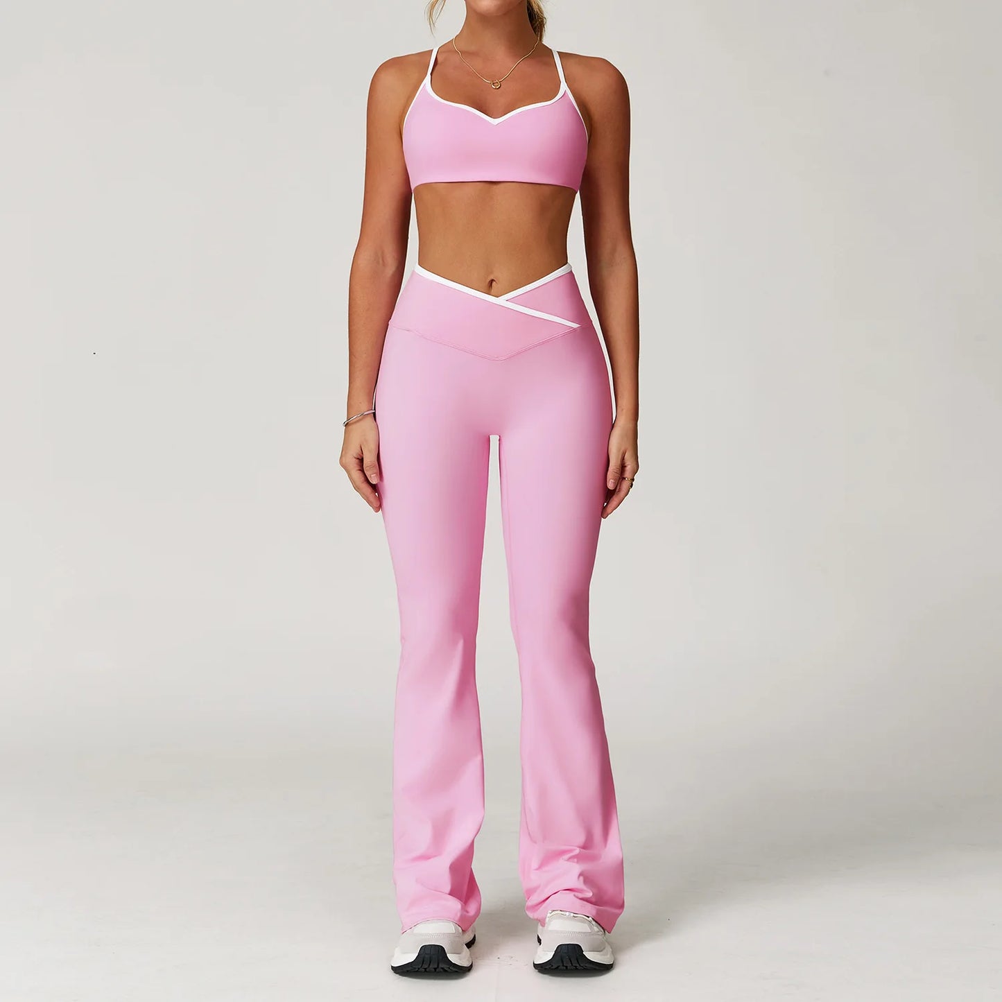 Conjunto de ioga feminino 2 peças — roupa de treino com calças de cintura alta e boca de sino, look sexy para fitness e ginásio.