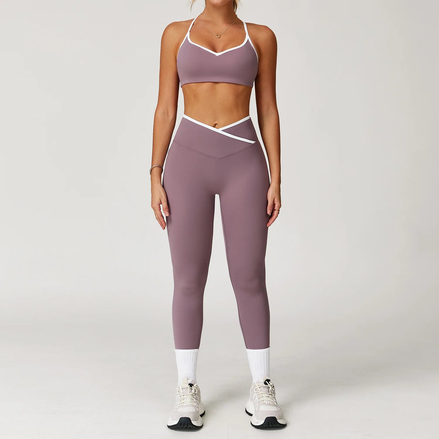 Conjunto de ioga feminino 2 peças — roupa de treino com calças de cintura alta e boca de sino, look sexy para fitness e ginásio.