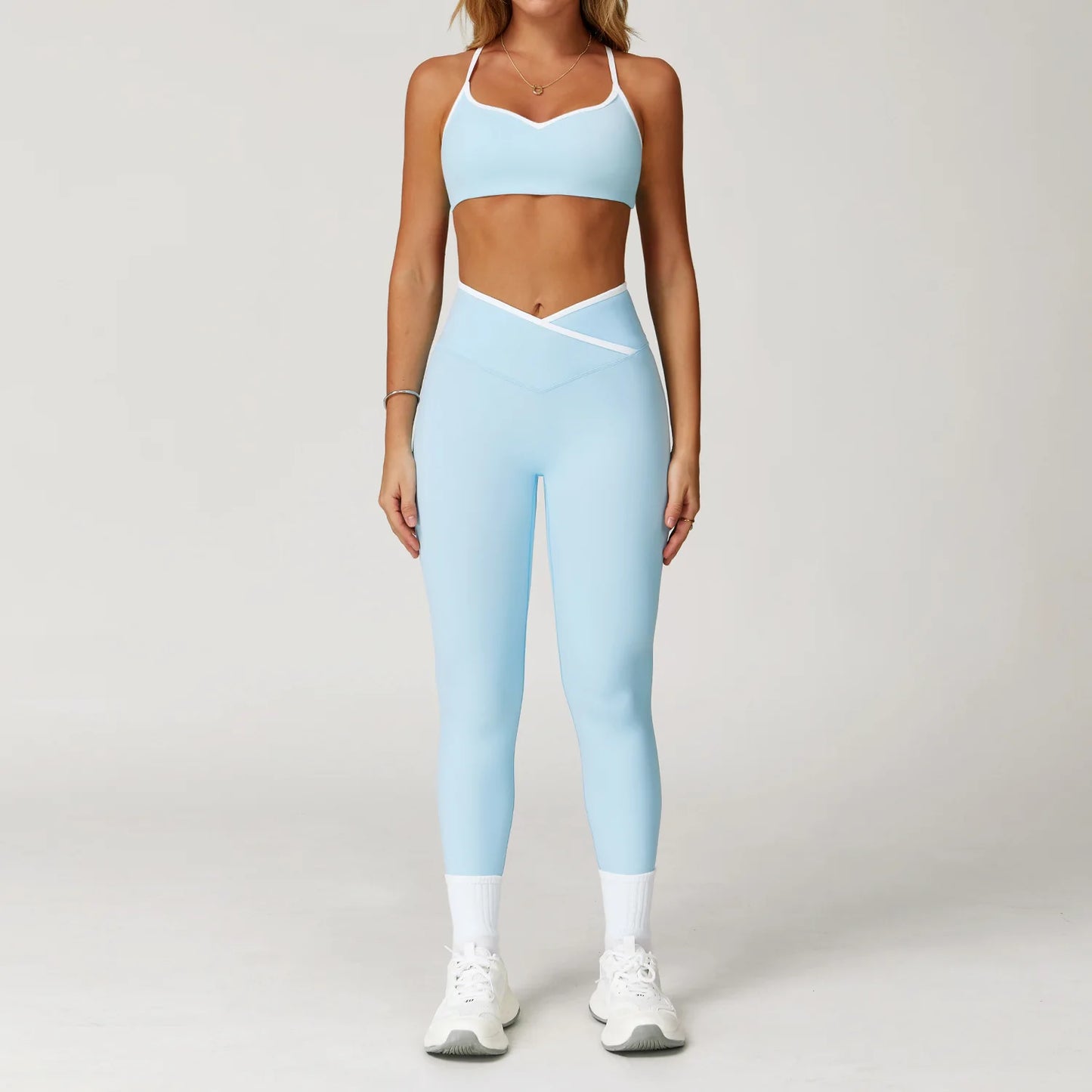 Conjunto de ioga feminino 2 peças — roupa de treino com calças de cintura alta e boca de sino, look sexy para fitness e ginásio.