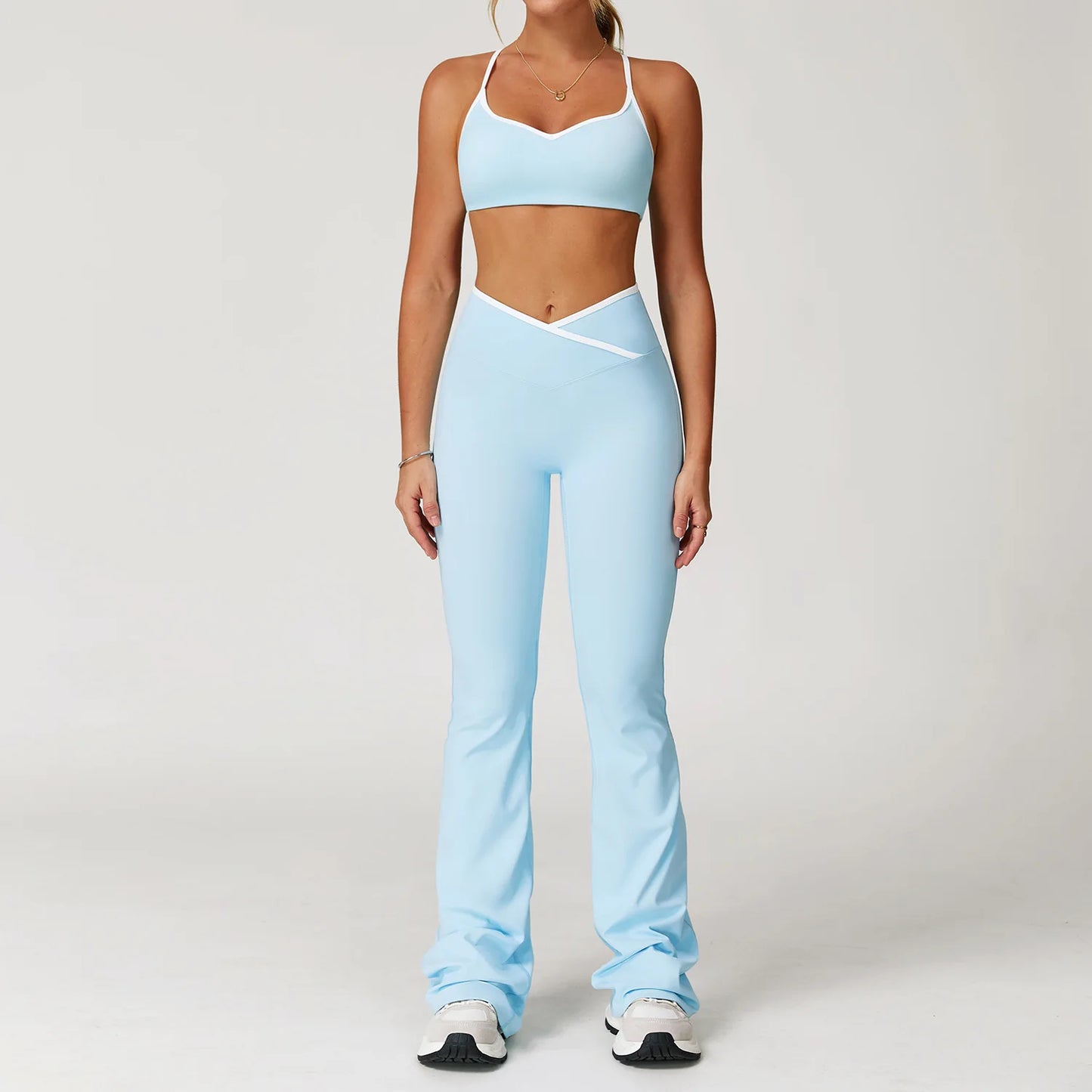 Conjunto de ioga feminino 2 peças — roupa de treino com calças de cintura alta e boca de sino, look sexy para fitness e ginásio.
