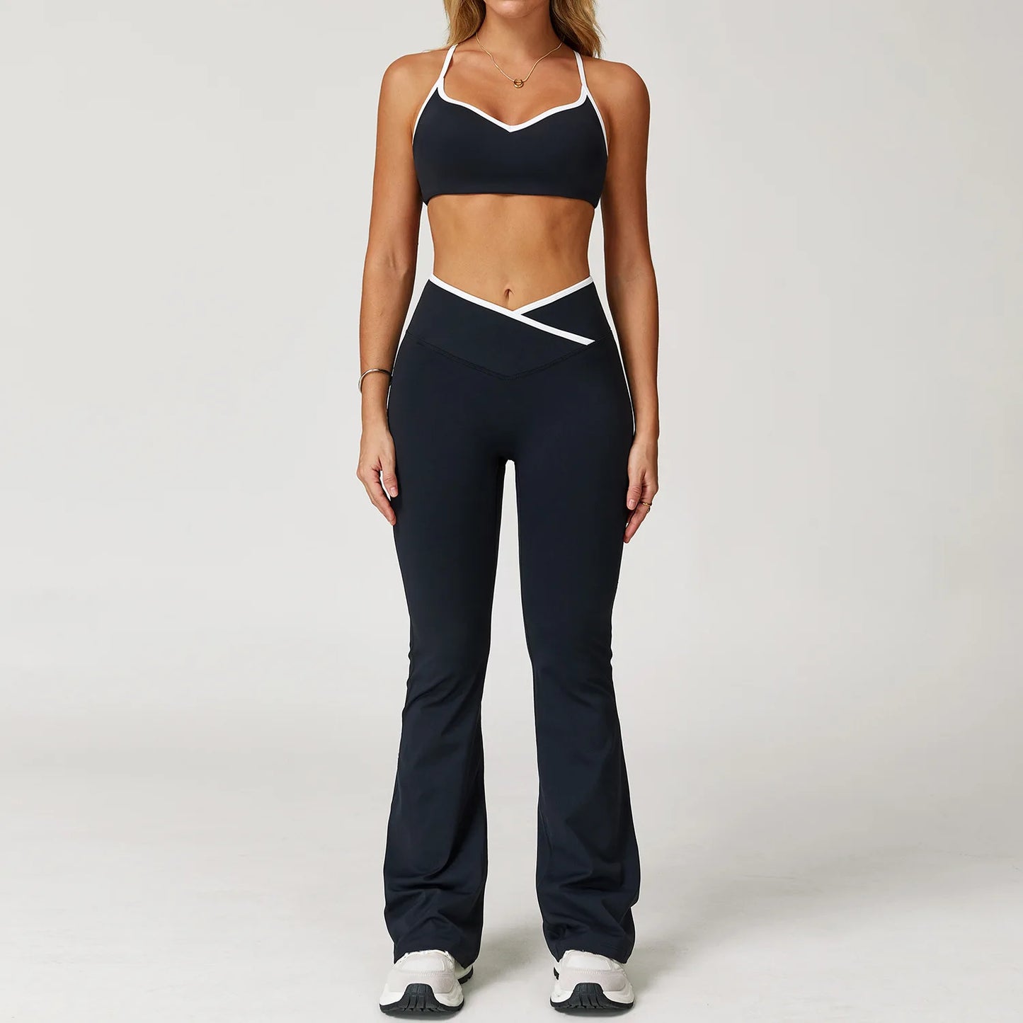Conjunto de ioga feminino 2 peças — roupa de treino com calças de cintura alta e boca de sino, look sexy para fitness e ginásio.