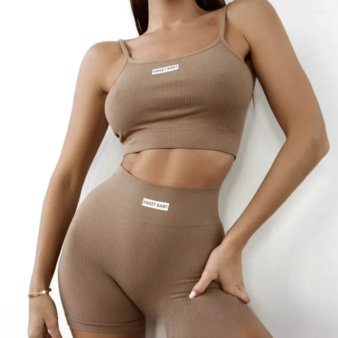 Conjunto de roupa de ioga feminina russa sem costuras — top halter e calças de ioga com letras em inglês, conjunto casual sem costuras.