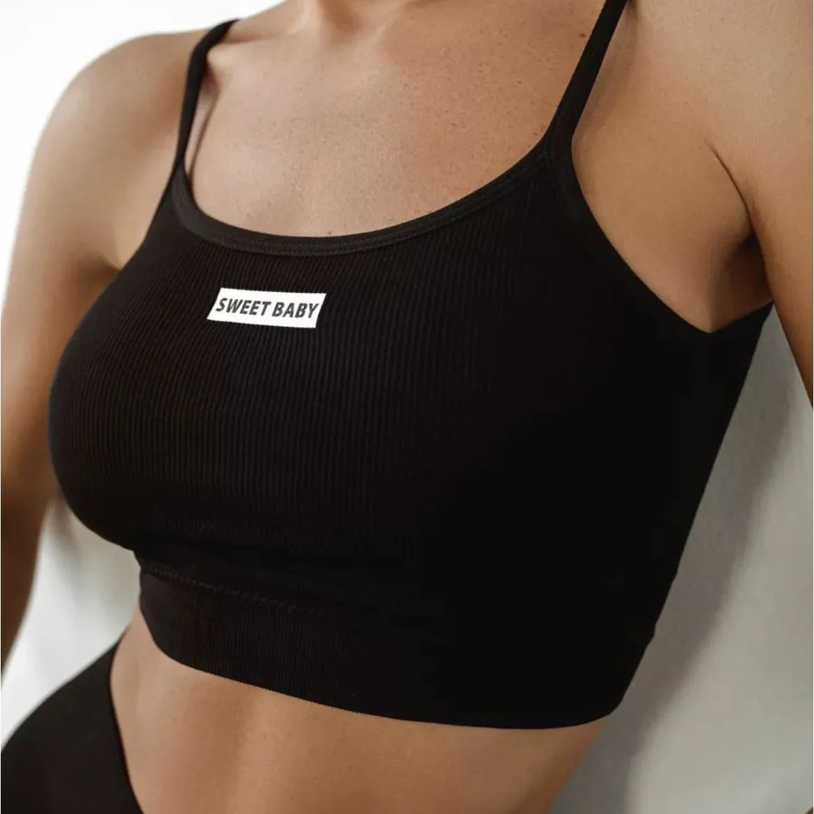 Conjunto de roupa de ioga feminina russa sem costuras — top halter e calças de ioga com letras em inglês, conjunto casual sem costuras.